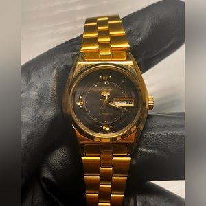 Seiko vintage women’s watch, water resistant black dial gold